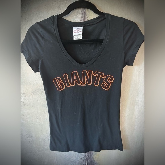 MLB Giants Genuine Merchandise 5th & Ocean Clothing v-neck t-shirt, S - Picture 1 of 3